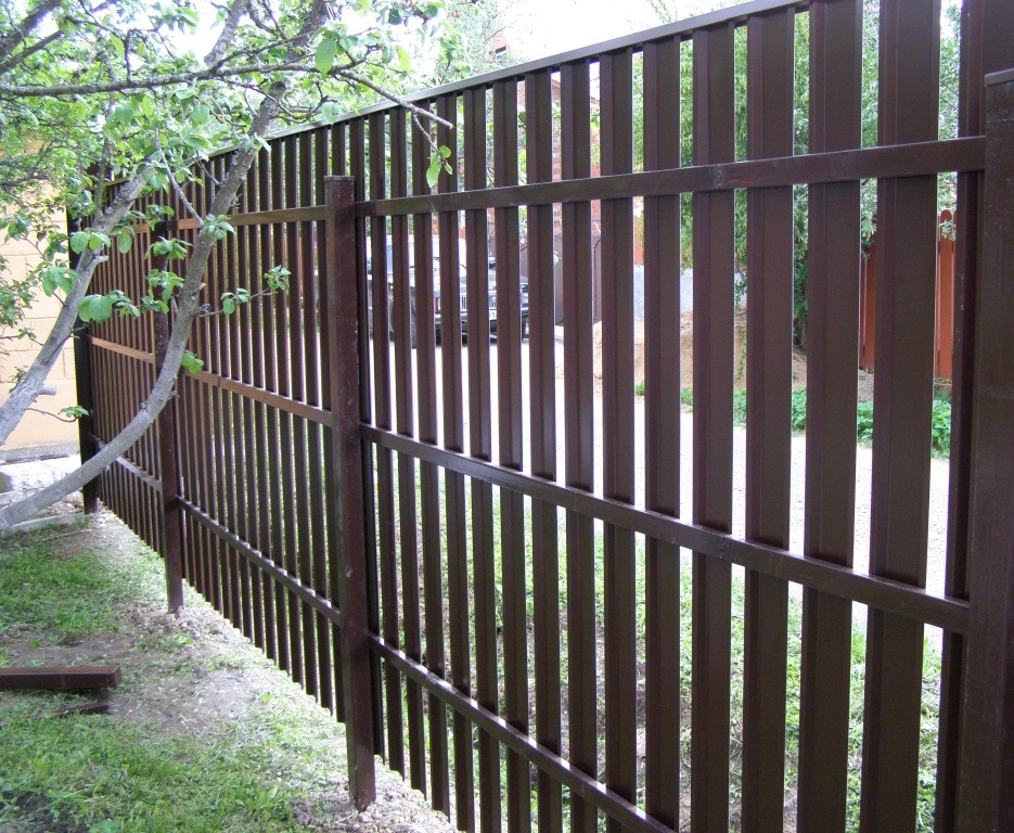 Забор из металлоштакетника с двухсторонним полимерным покрытием